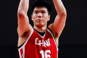 你也打活了！焦泊乔半场出战8分钟 内外弹无虚发拿到7分3板